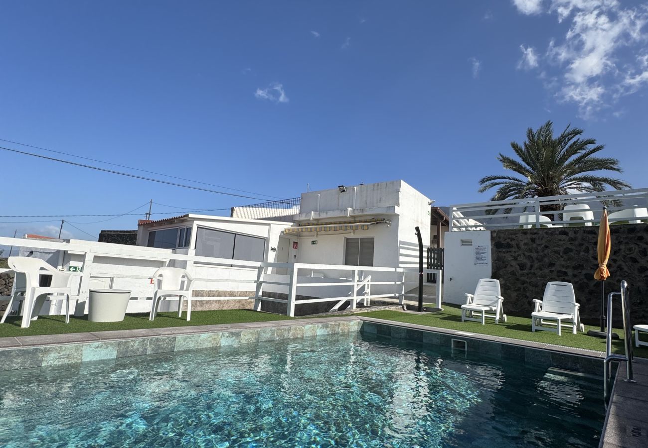 Piscina con vistas al mar y la montaña