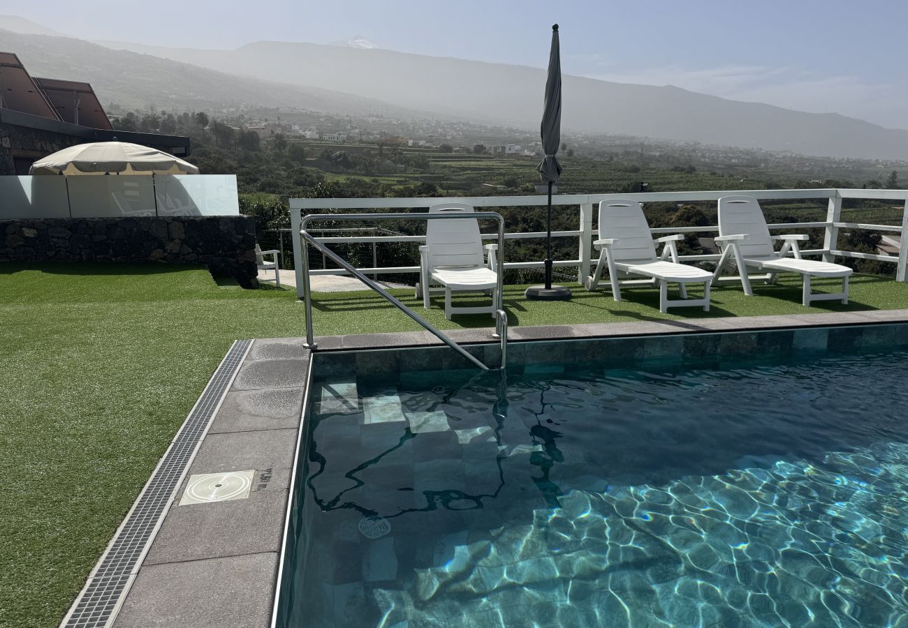 Piscina Climatizada al aire libre con vistas al mar y montaña